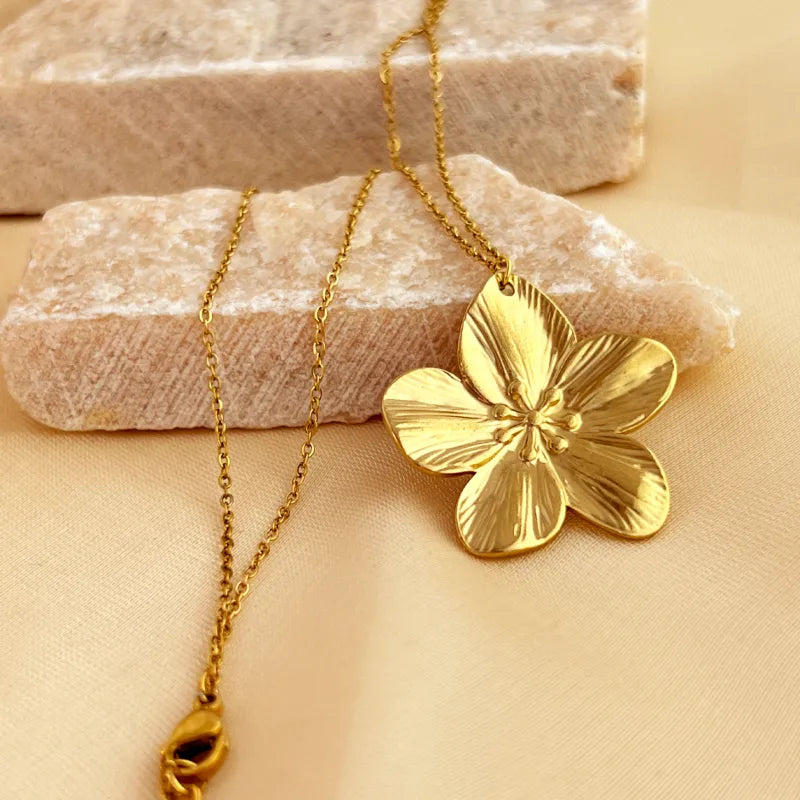 COLLAR C/FLOR DORADO