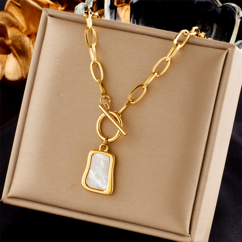 COLLAR CON DIJE BLANCO CON DORADO INFERIOR