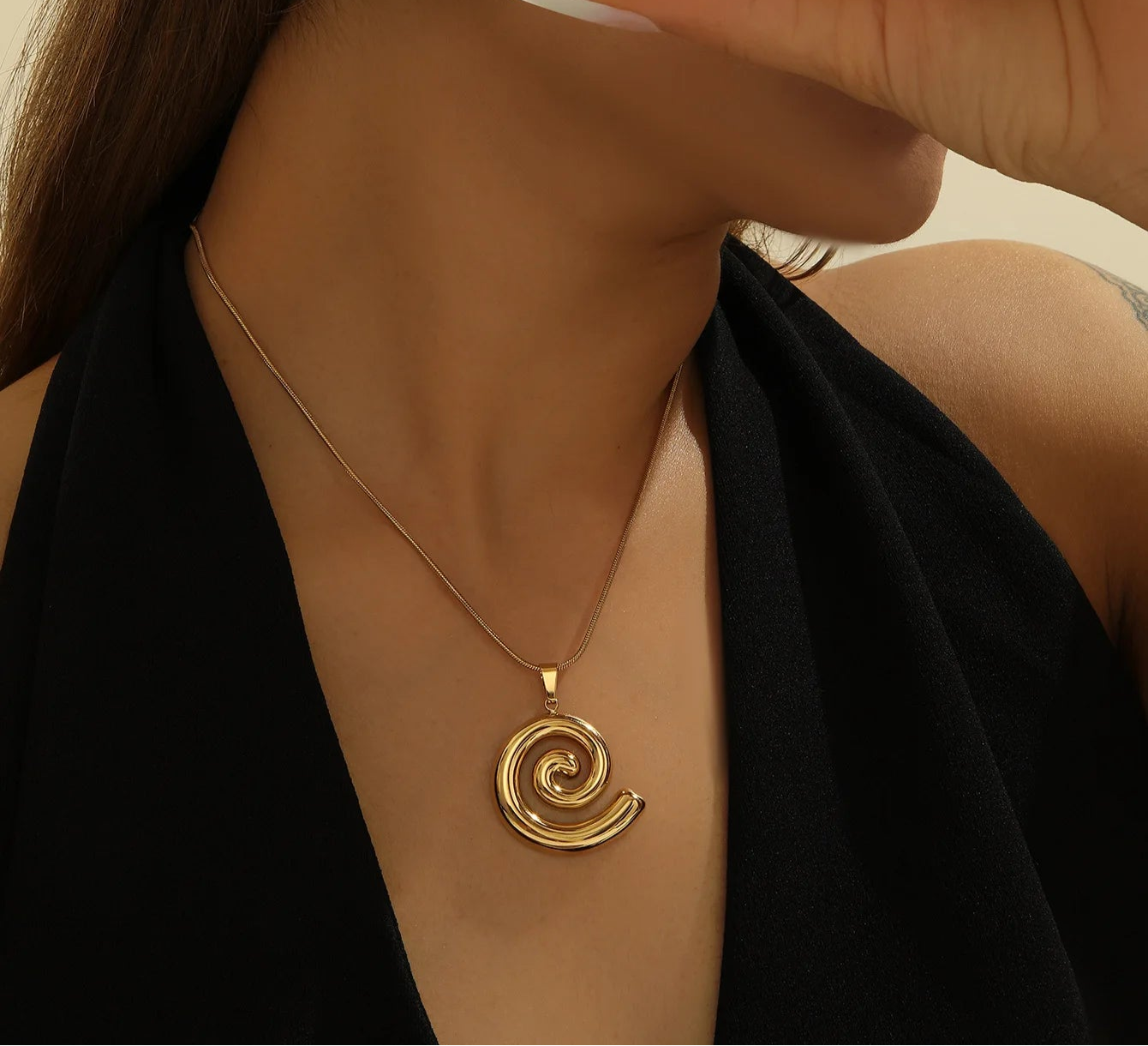 COLLAR CON CARACOL DORADO