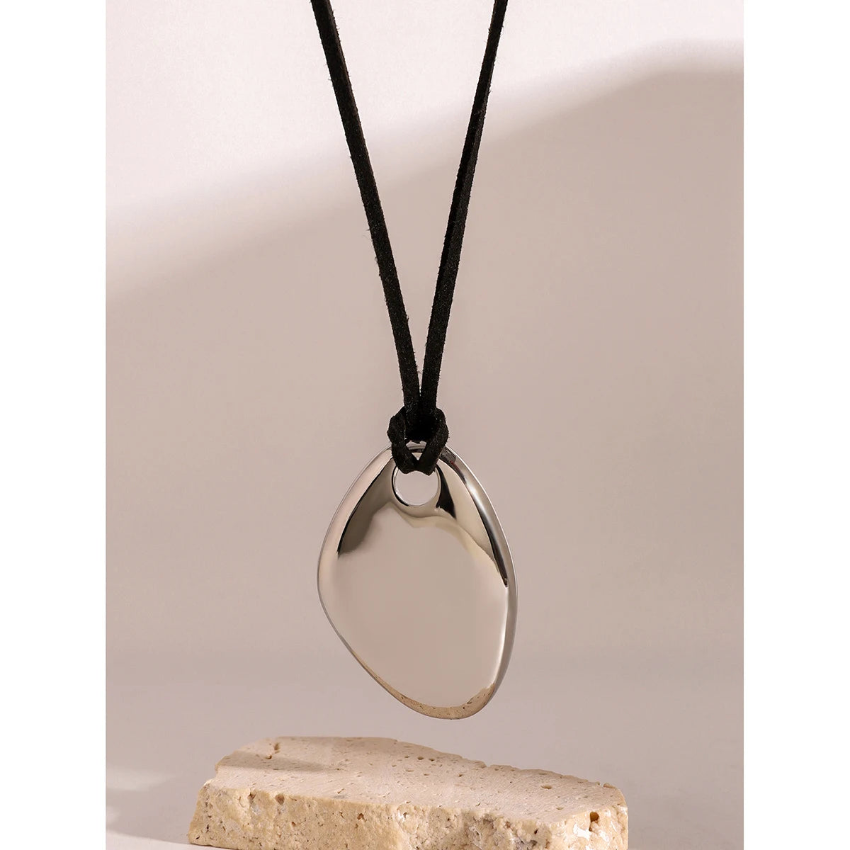 COLLAR NEGRO CON DIJE IRREGULAR