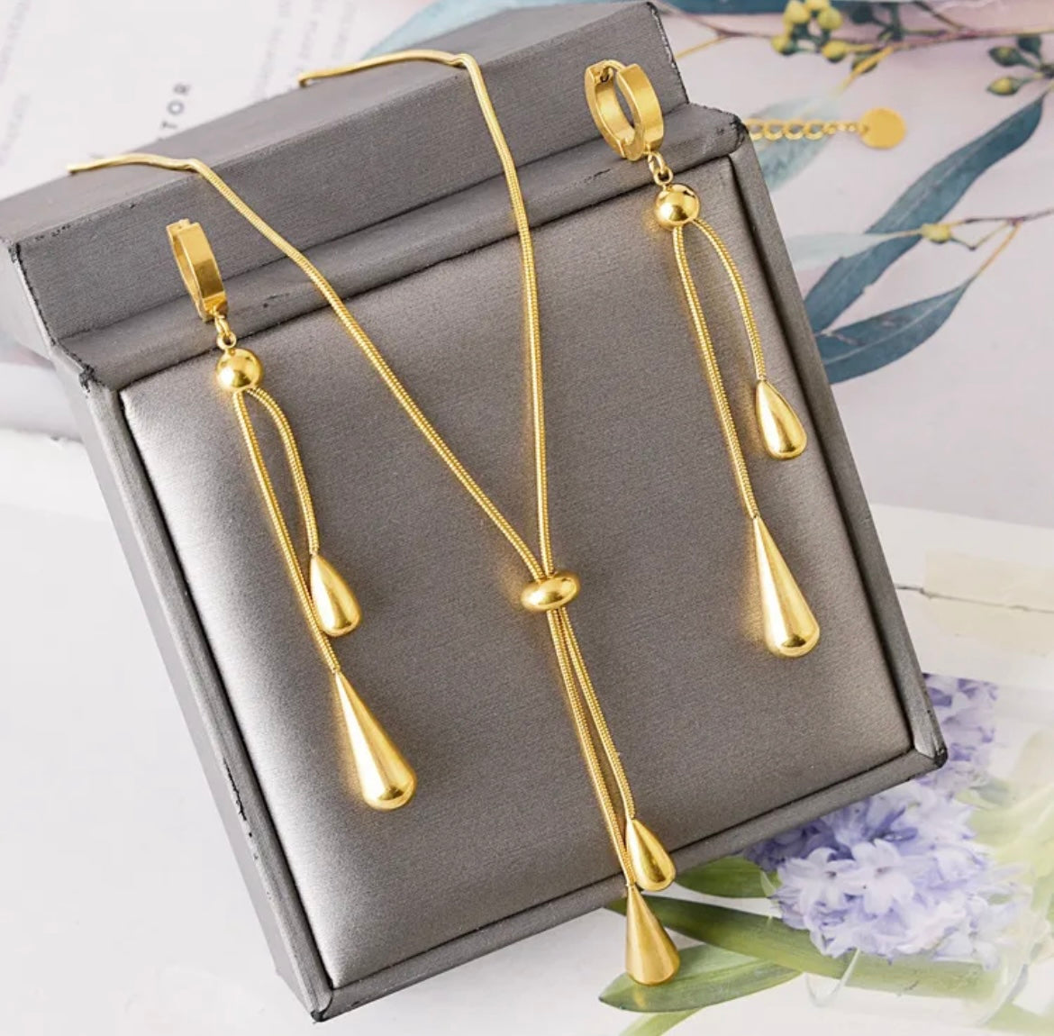 SET CORBATIN DORADO CON ARETES