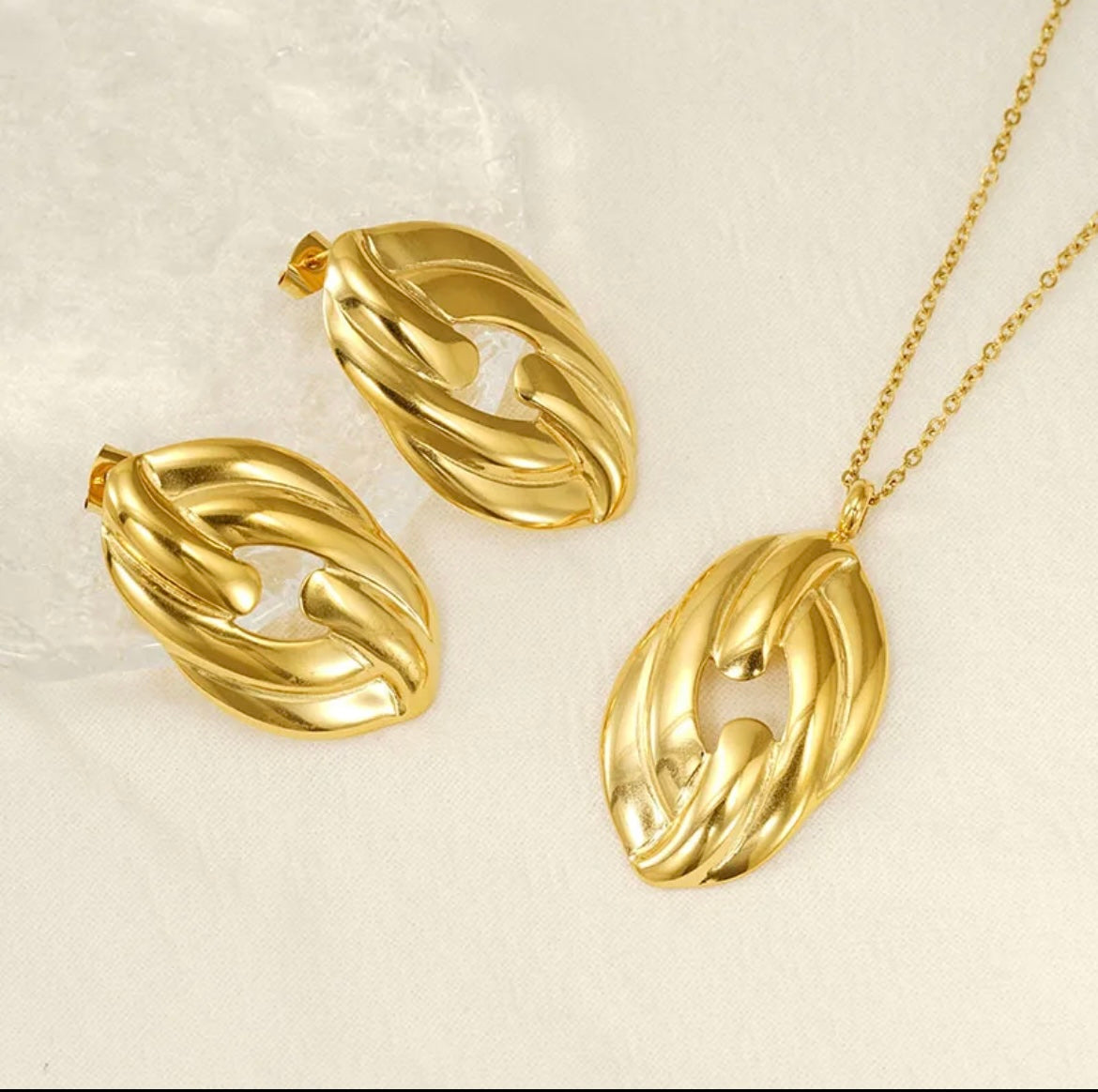 SET COLLAR CON ARETES OVALADOS DORADOS