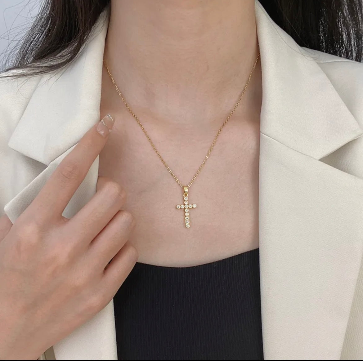 COLLAR C/CRUZ PIEDRAS BLANCAS