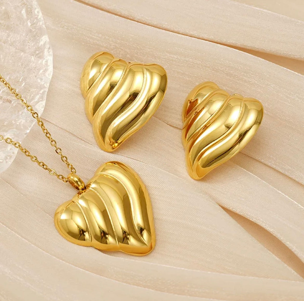 SET COLLAR CON ARETES CORAZON DORADOS