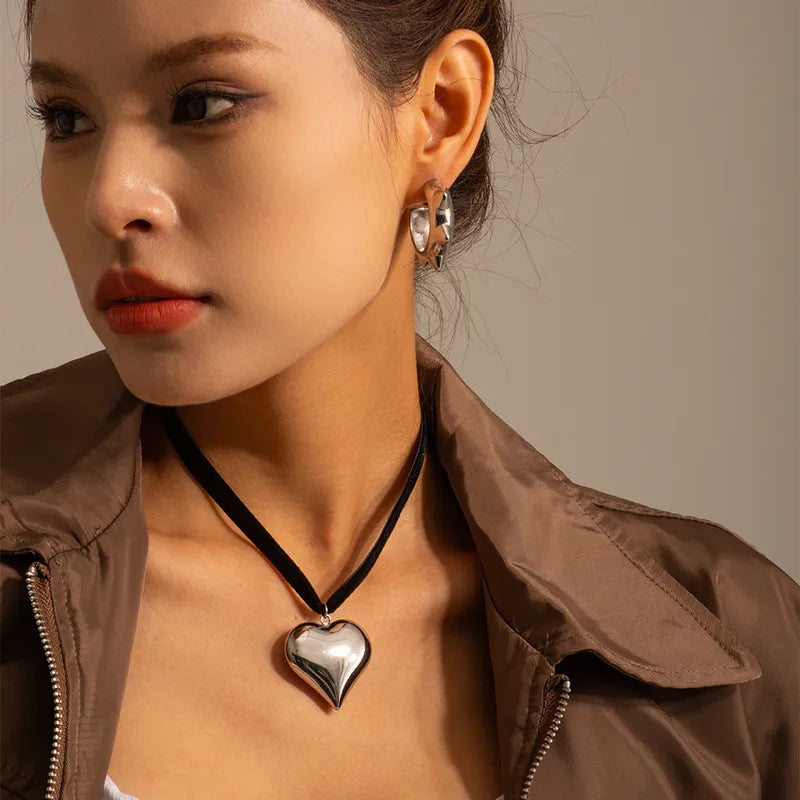 COLLAR NEGRO TERCIOPELO C/CORAZON