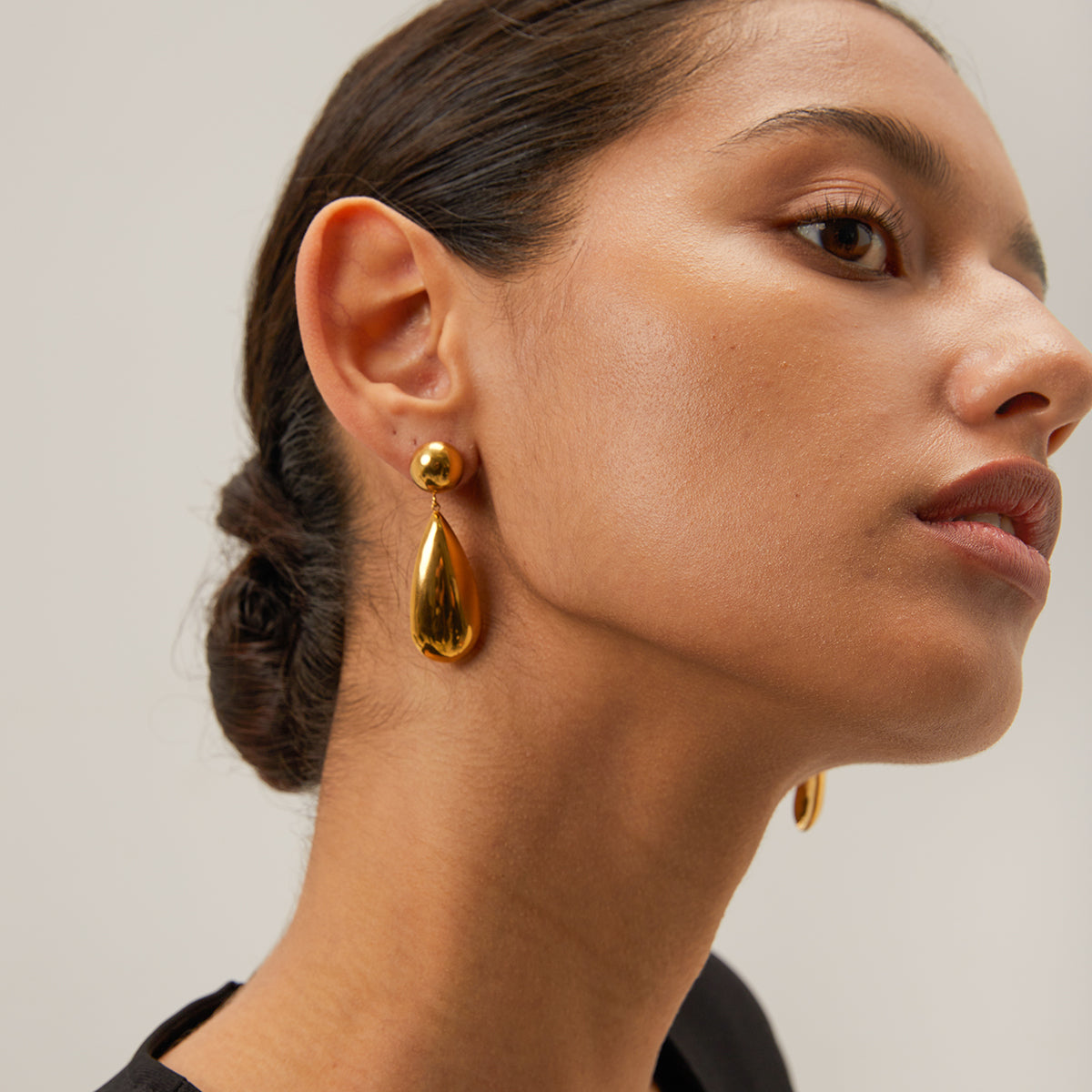 Arete gota colgante dorado