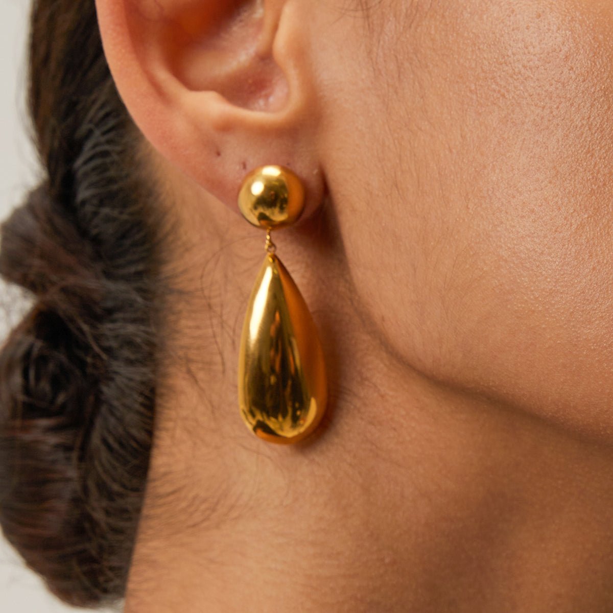 Arete gota colgante dorado