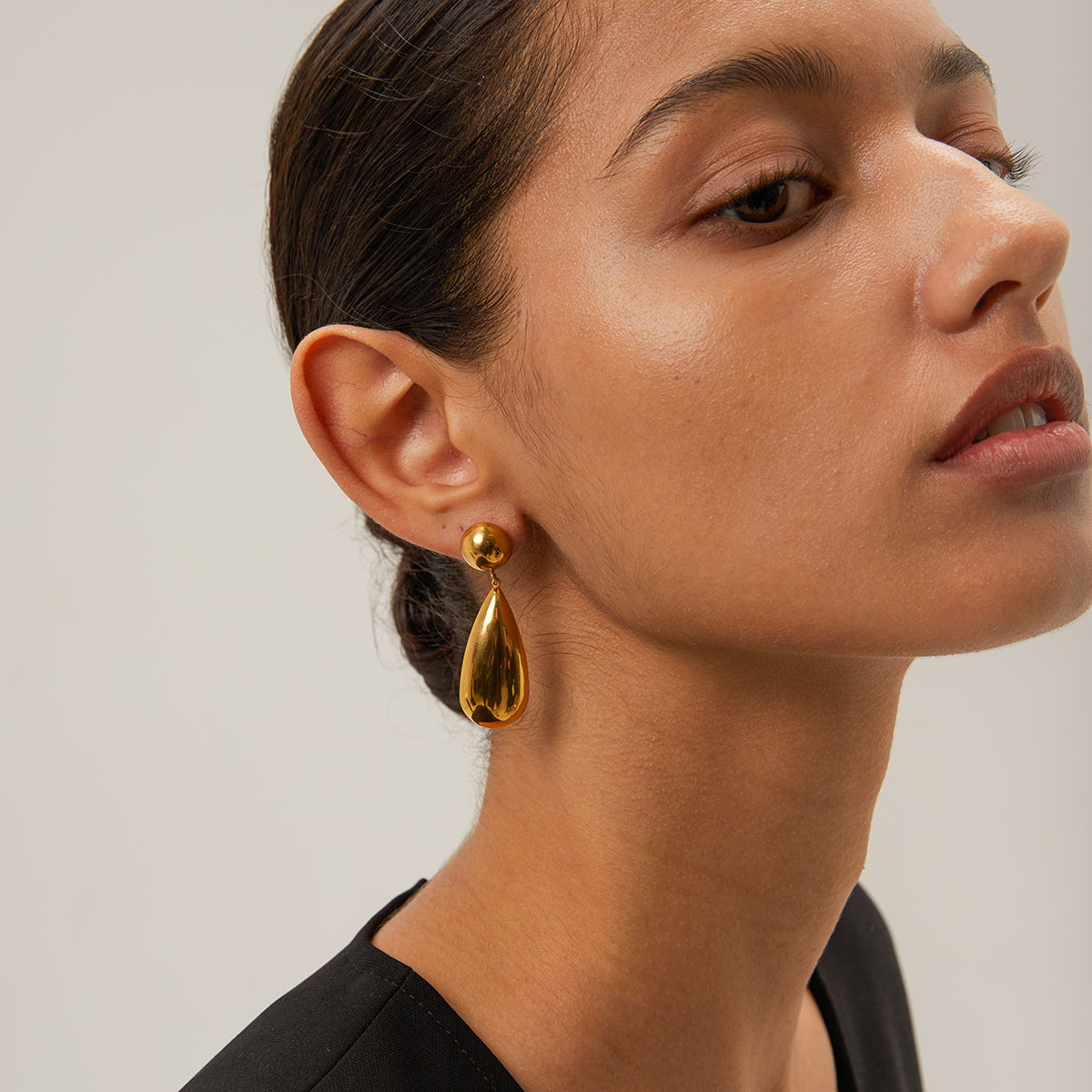 Arete gota colgante dorado