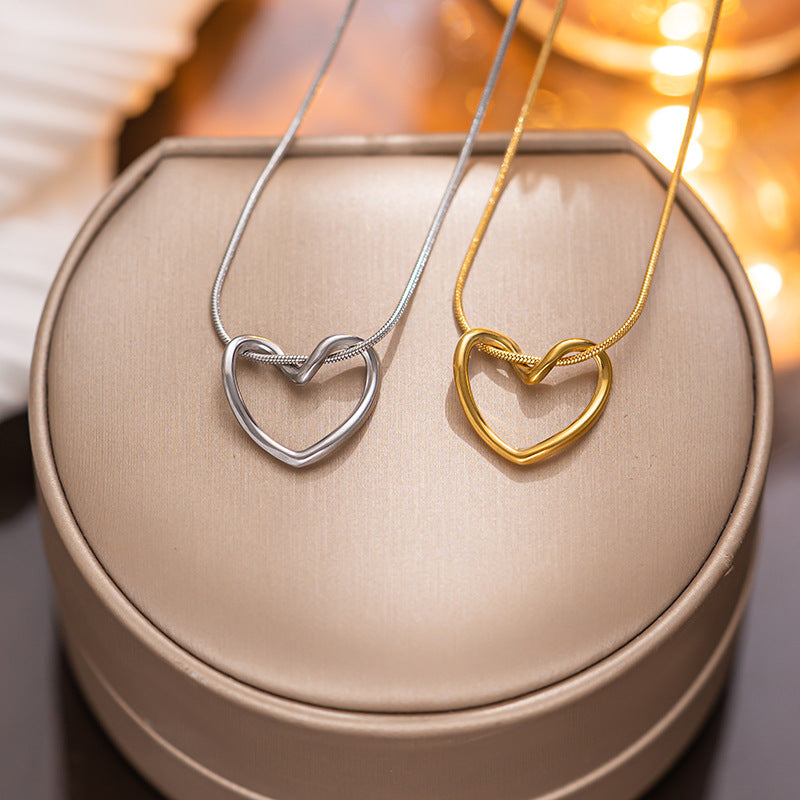 COLLAR CON CORAZON ENTRELAZADO