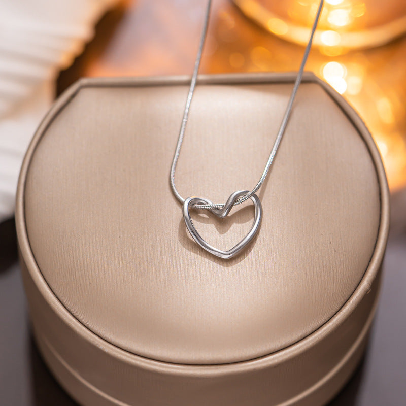 COLLAR CON CORAZON ENTRELAZADO