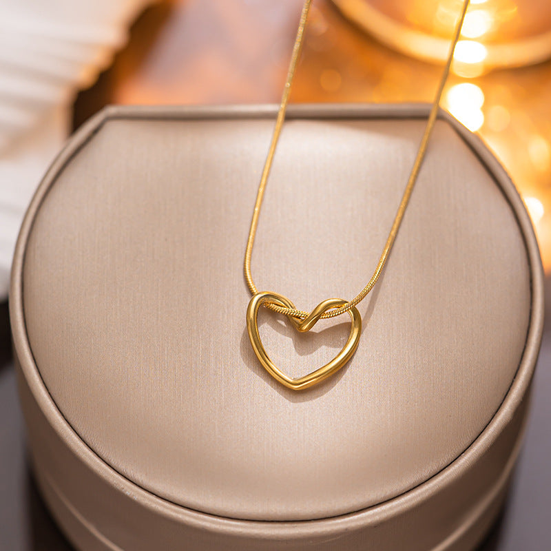 COLLAR CON CORAZON ENTRELAZADO