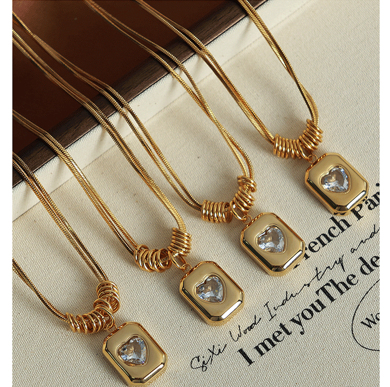 COLLAR CON CUADRO DE DIAMANTE DE CORAZON