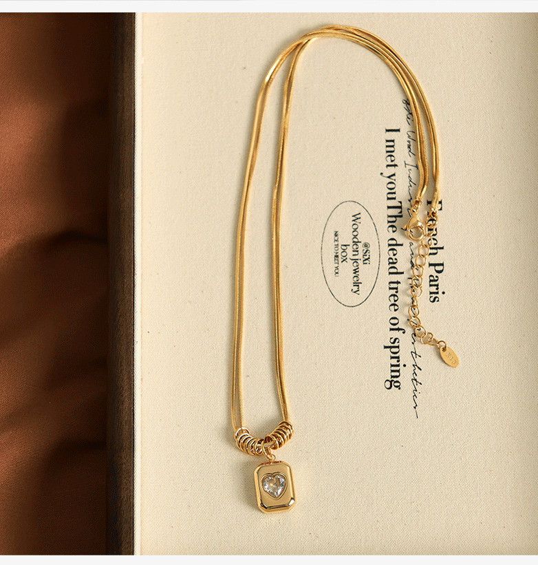 COLLAR CON CUADRO DE DIAMANTE DE CORAZON