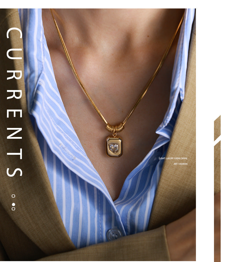 COLLAR CON CUADRO DE DIAMANTE DE CORAZON