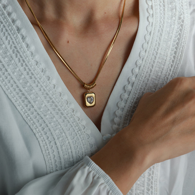 COLLAR CON CUADRO DE DIAMANTE DE CORAZON