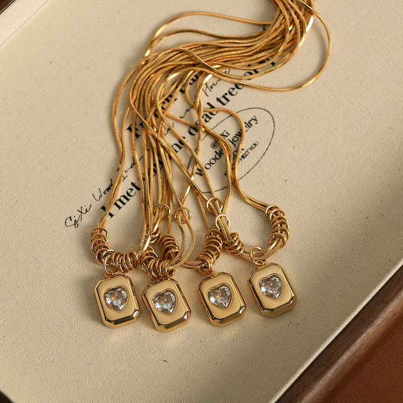 COLLAR CON CUADRO DE DIAMANTE DE CORAZON