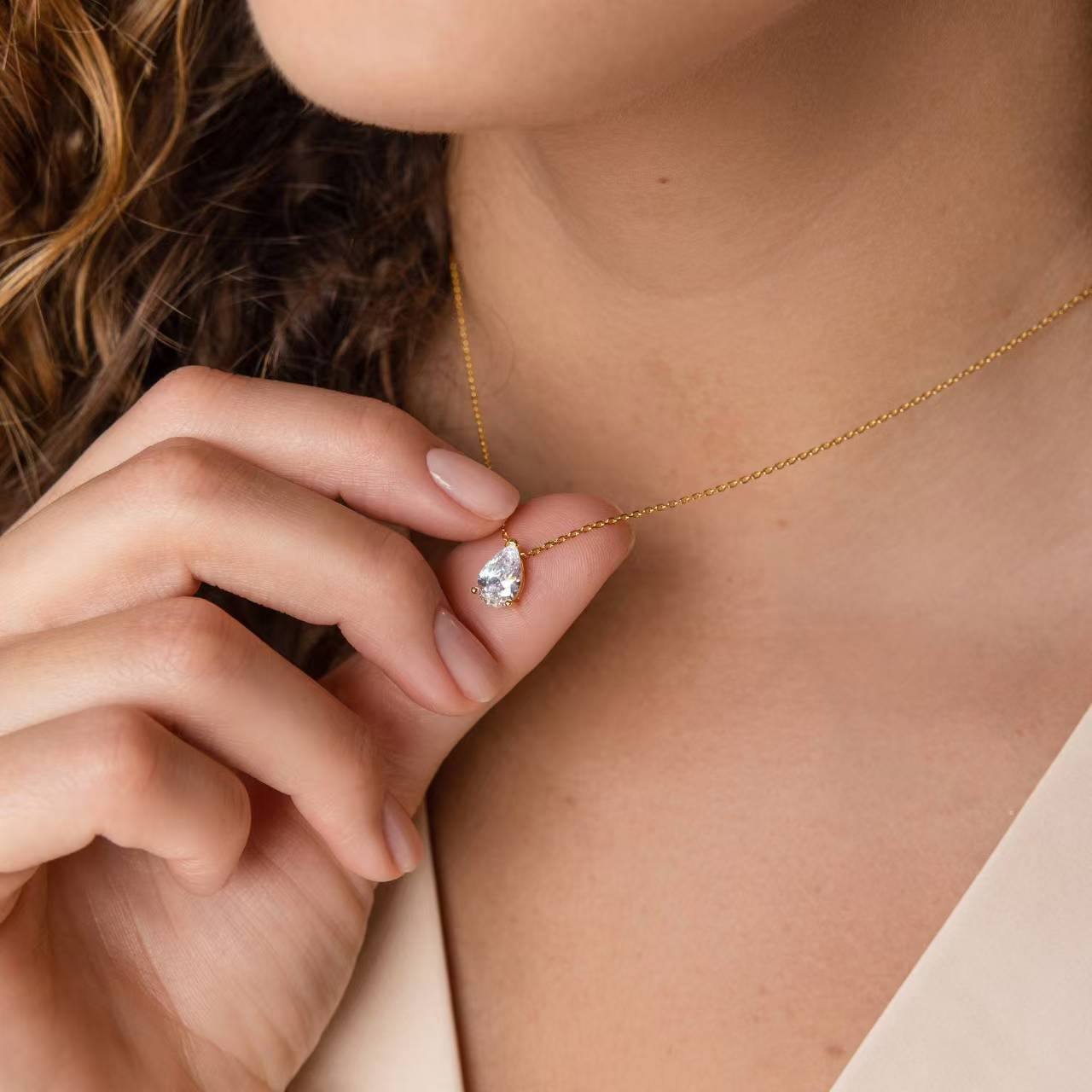 COLLAR CON DIJE DE DIAMANTE OVALADO