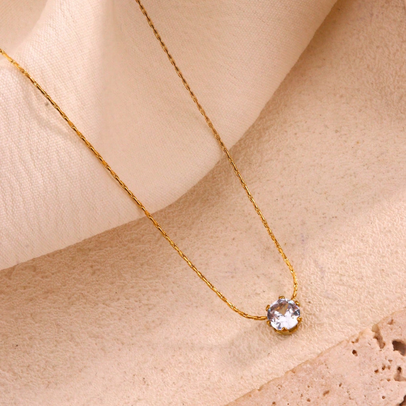 COLLAR CON DIAMANTE REDONDO