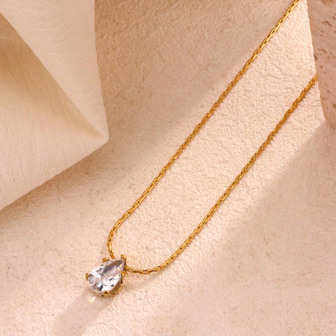 COLLAR CON DIJE DE DIAMANTE OVALADO