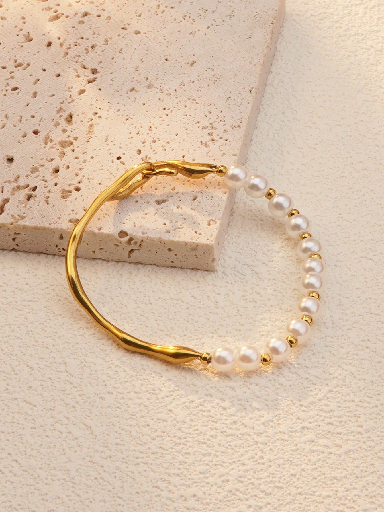 PULSERA DE PERLAS CON DORADO