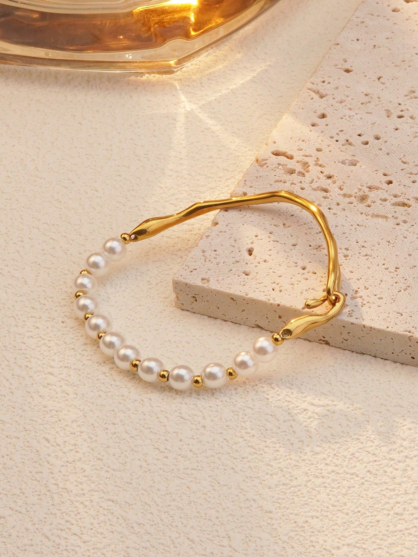 PULSERA DE PERLAS CON DORADO