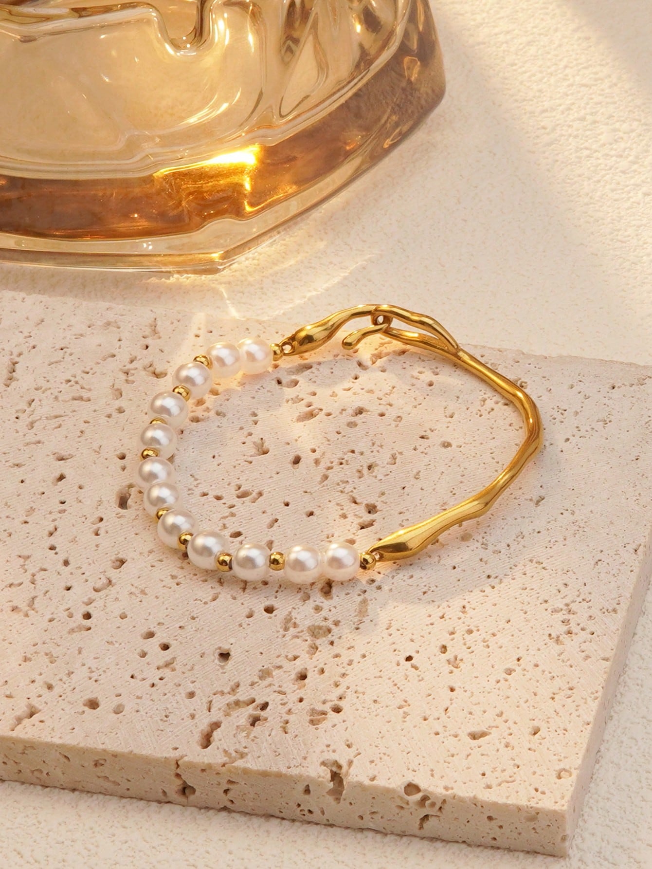 PULSERA DE PERLAS CON DORADO