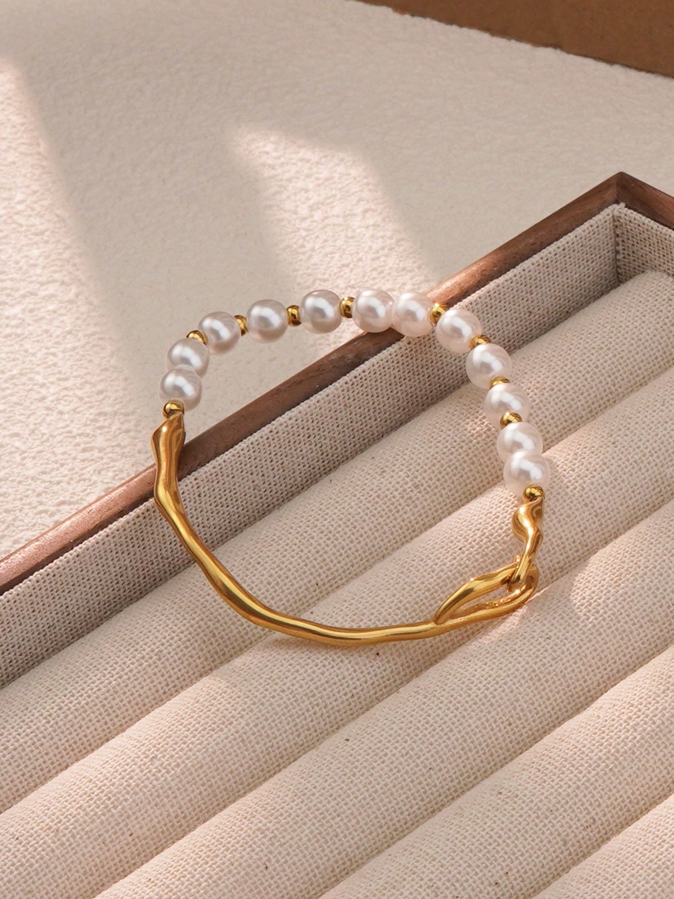 PULSERA DE PERLAS CON DORADO