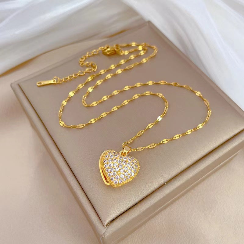 COLLAR CON RELICARIO CON PERLA INTERIOR