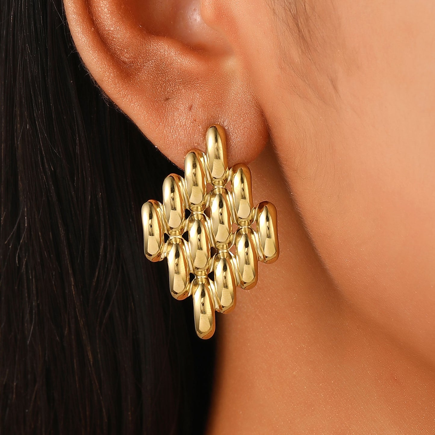 Arete con racimos en rombo dorados