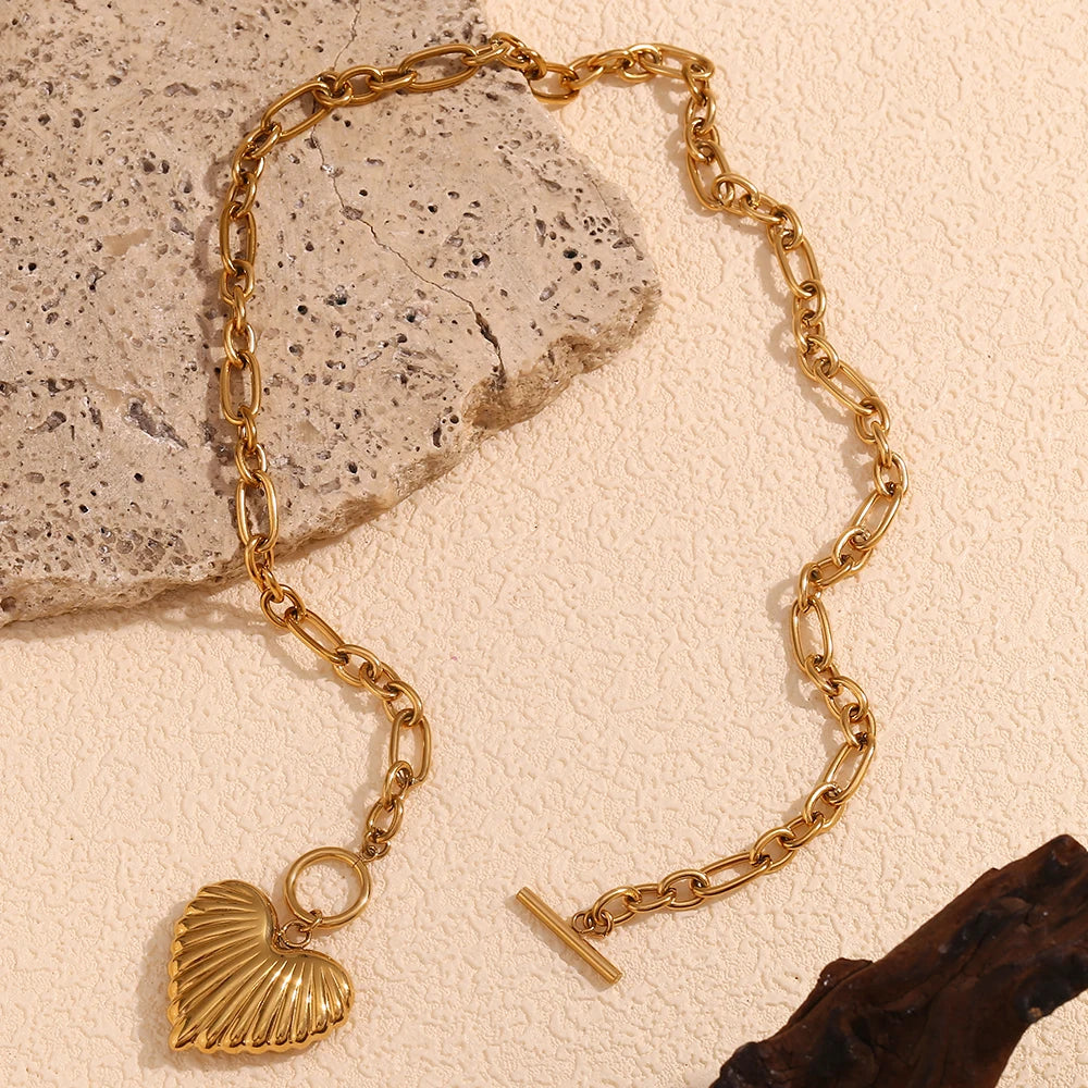 COLLAR DE CADENA CON DIJE INFERIOR DE CORAZON