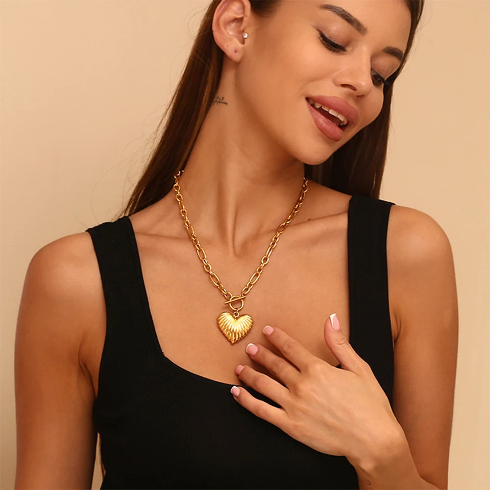 COLLAR DE CADENA CON DIJE INFERIOR DE CORAZON