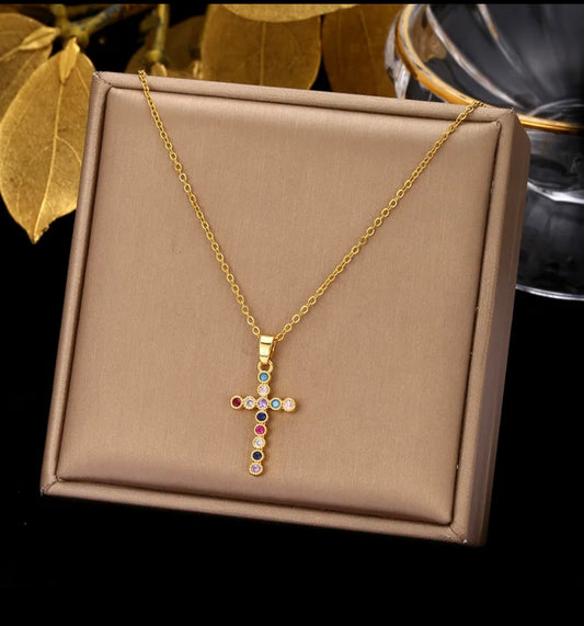 COLLAR CON CRUZ DE COLORES