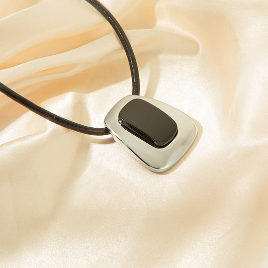 COLLAR NEGRO DE CUERO ESTILO ROMANO PLATEADO CON NEGRO