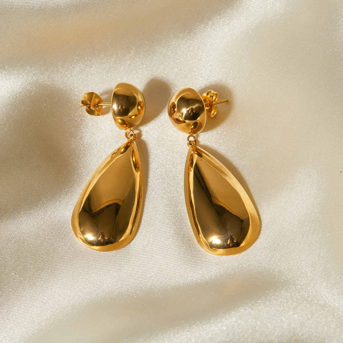 Arete gota colgante dorado