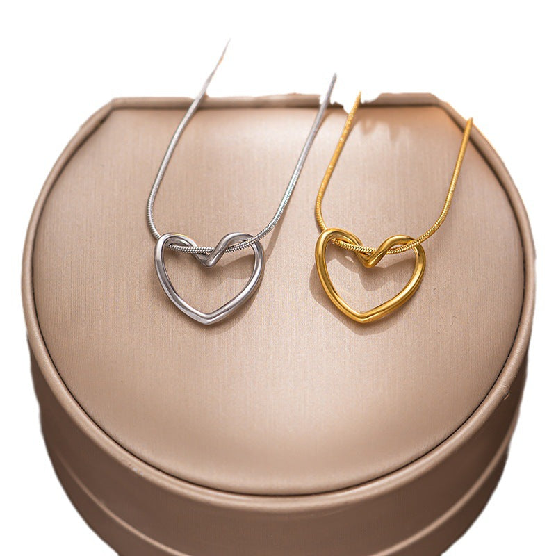COLLAR CON CORAZON ENTRELAZADO