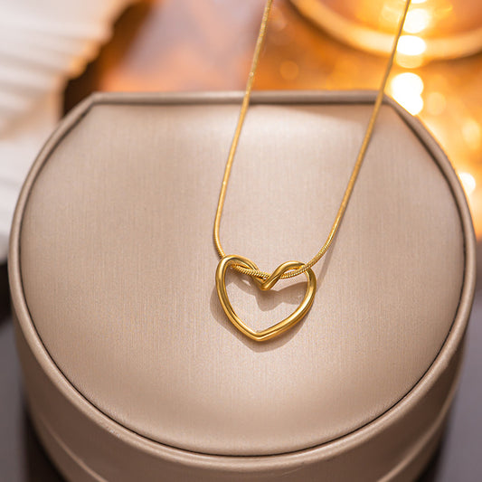 COLLAR CON CORAZON ENTRELAZADO