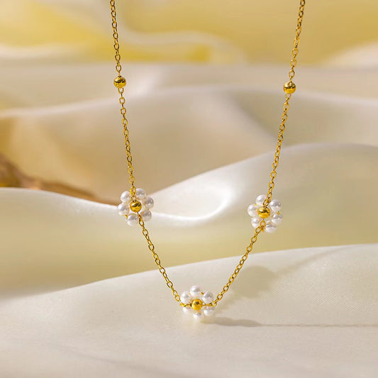 COLLAR CON 3 FLORES DE PERLAS